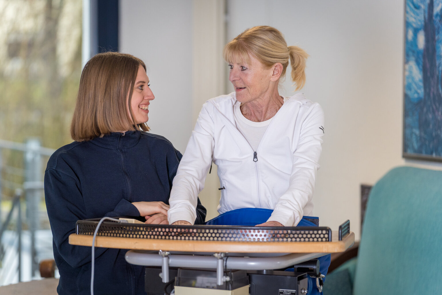 Interaktion Therapie Pat Stehtisch